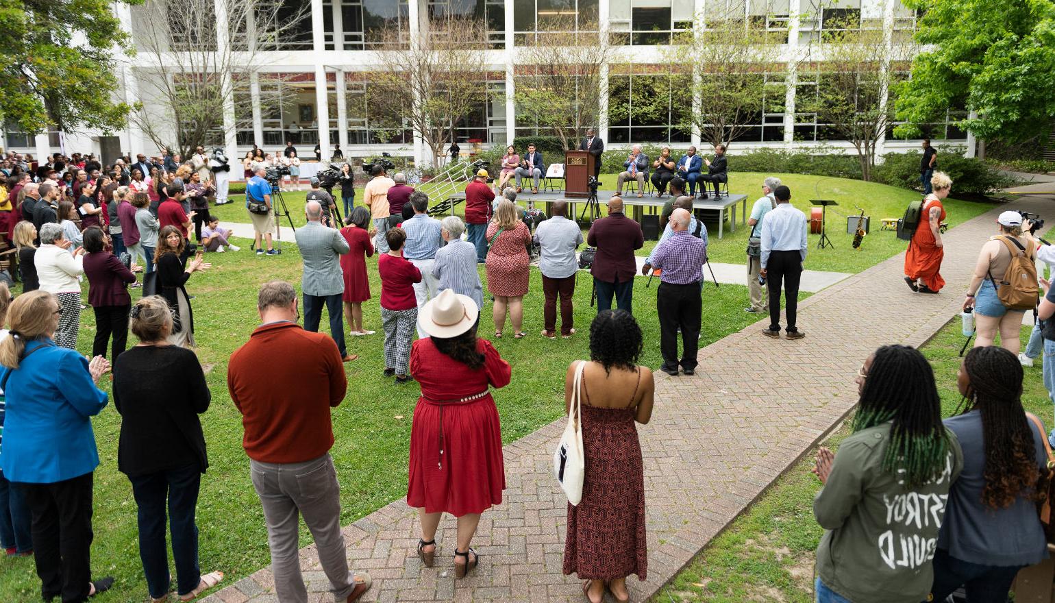 Xavier 科尔 meets the public on the Peace Quad